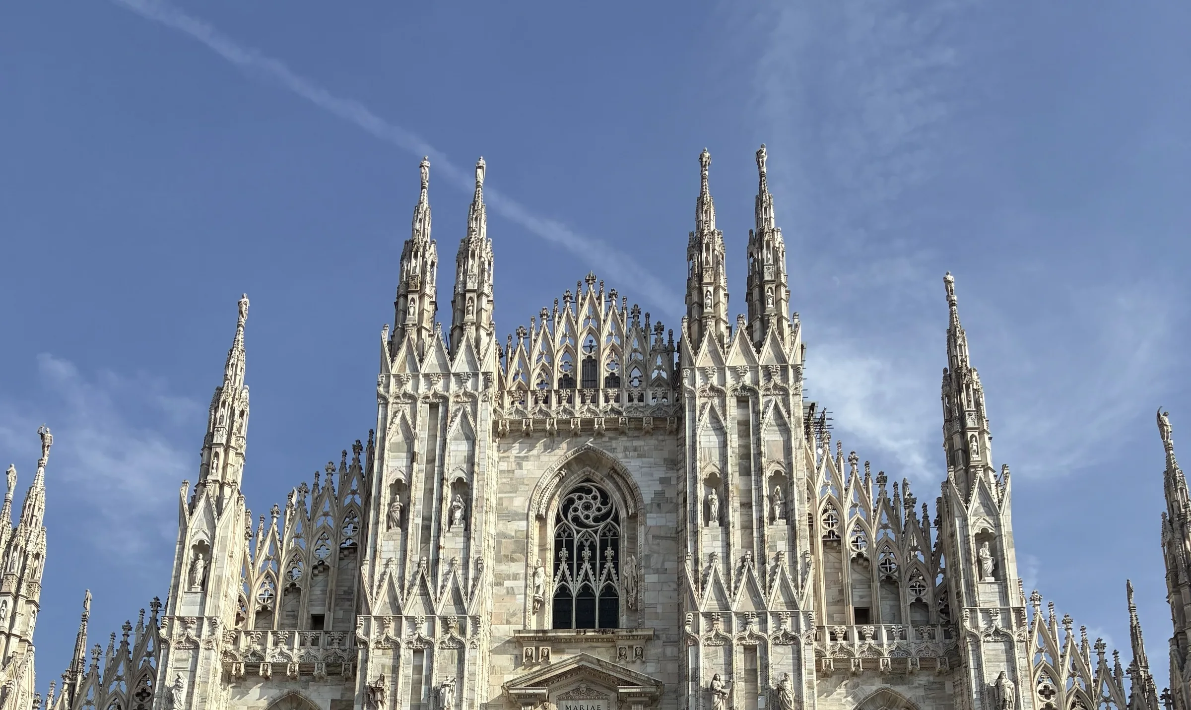 Fachada da Catedral de Milão sob o céu azul