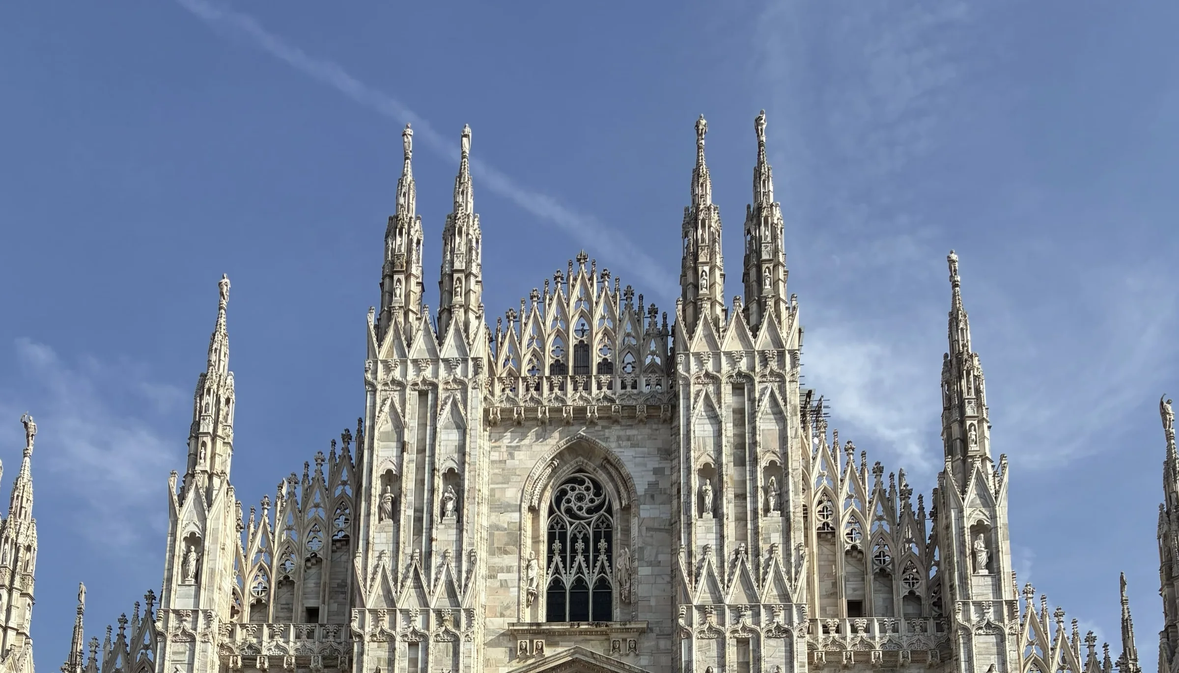 Fachada da Catedral de Milão sob o céu azul